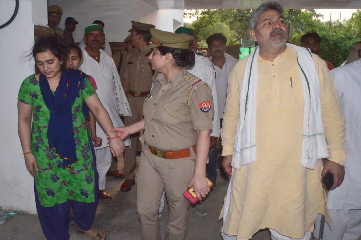UP Police attacked on farmer home and beaten of family members in Hapur and many injured