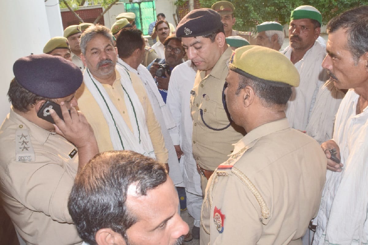 UP Police attacked on farmer home and beaten of family members in Hapur and many injured