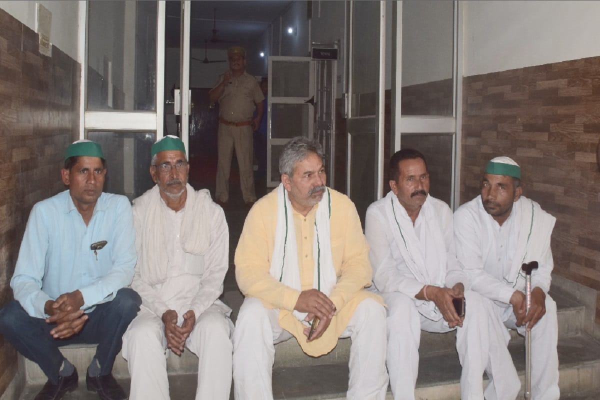 UP Police attacked on farmer home and beaten of family members in Hapur and many injured