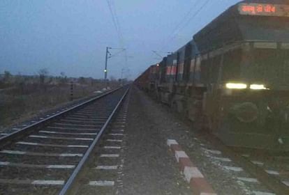 Lover couple jumped from train in Mathura girl died while condition of young man is critical