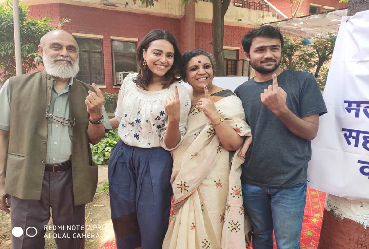 swara bhaskar cast her vote with father C Uday Bhaskar and mother