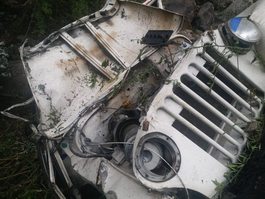 Car fall in deep ditch at pauri of uttarakhand