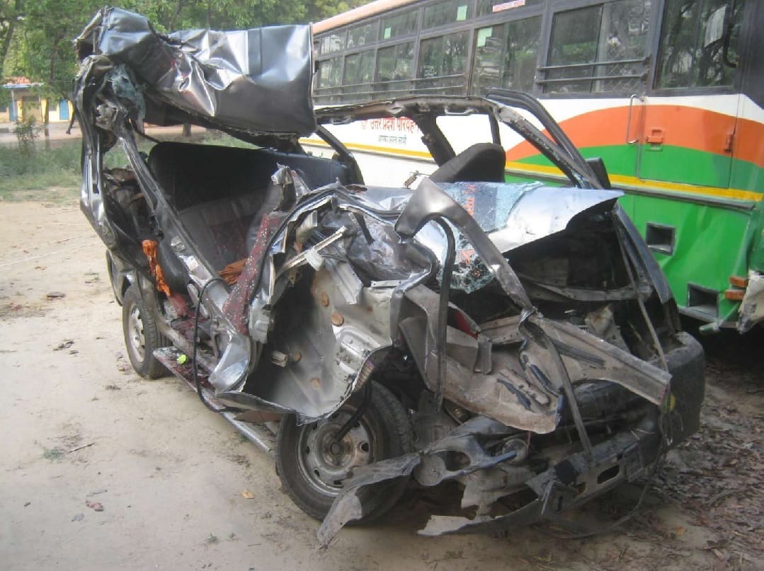 Three people died due to collision of roadways bus