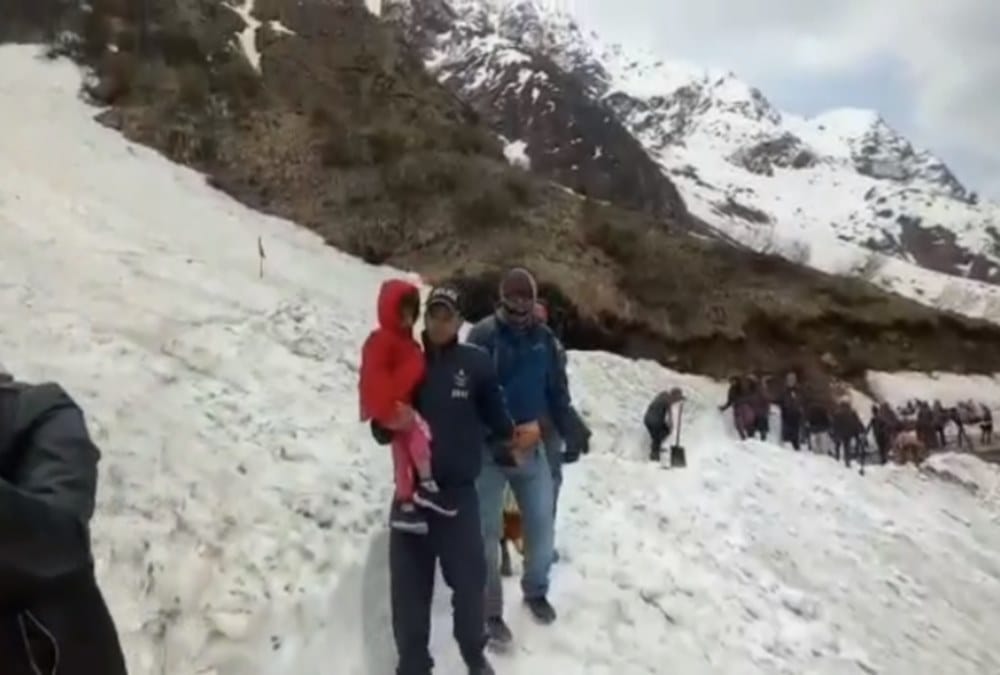 weather update today: Pilgrims Slipping on snow in kedarnath dham sdrf helped them 