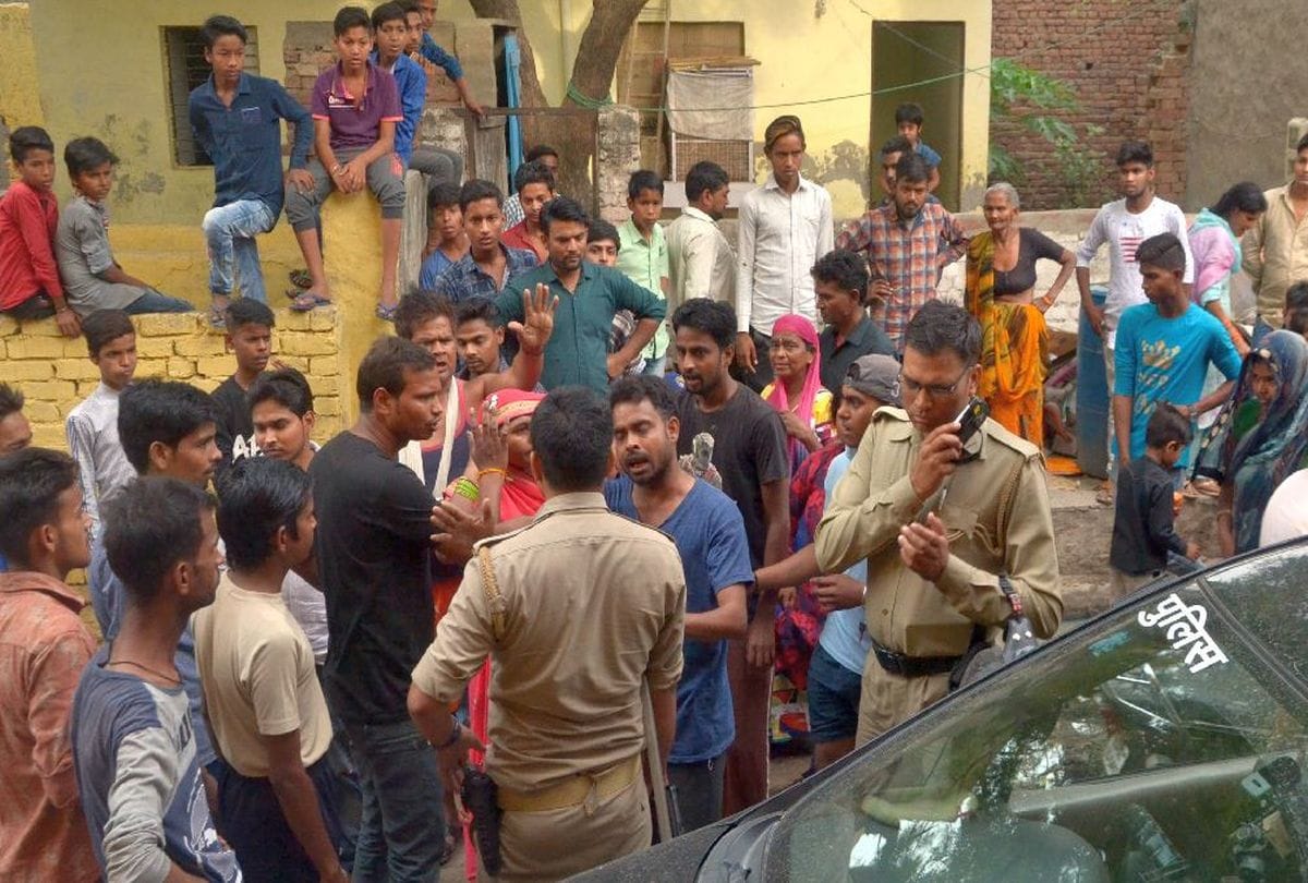 clash in shahganj after standing bike infront of shop many injured