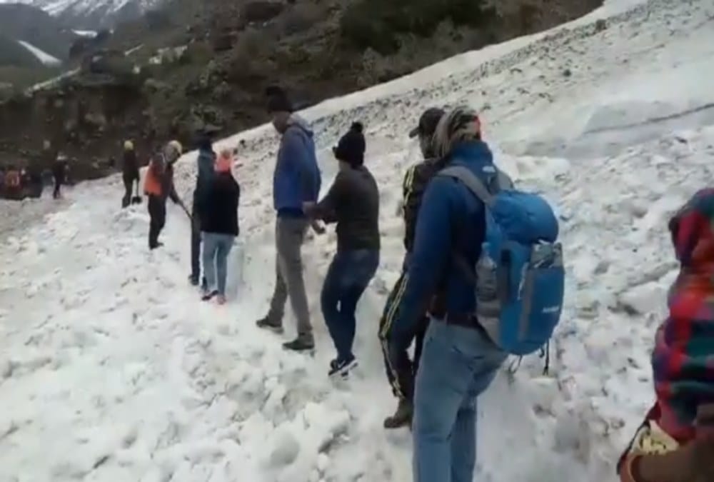 weather update today: Pilgrims Slipping on snow in kedarnath dham sdrf helped them 
