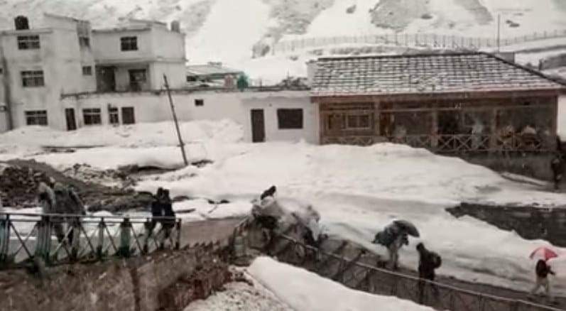 weather update today: Pilgrims Slipping on snow in kedarnath dham sdrf helped them 