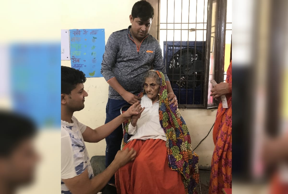 Lok sabha election 2019, 102 year old woman reaching polling Booth in gurugram