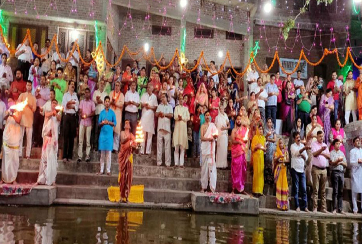 mahaarti of gangaji at soron ji devotees pray Haripadi