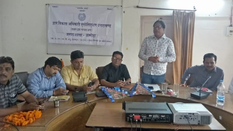 The posts of village development officers should be increased to 1900