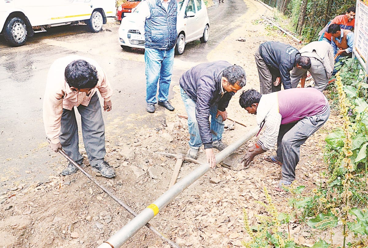 नींद से जागा प्रशासन, 24 घंटे के भीतर बिछ गई दो सौ मीटर लाइन