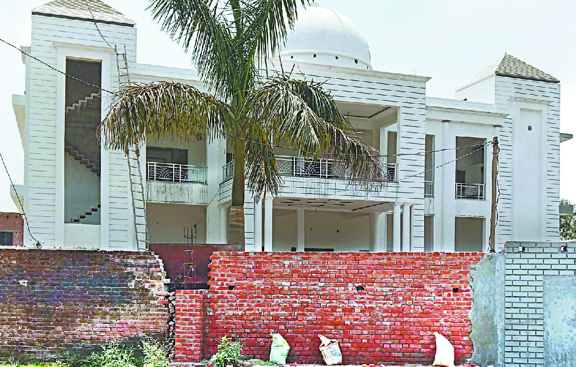 पहले सील, फिर डील, बरात घर का निर्माण शुरू