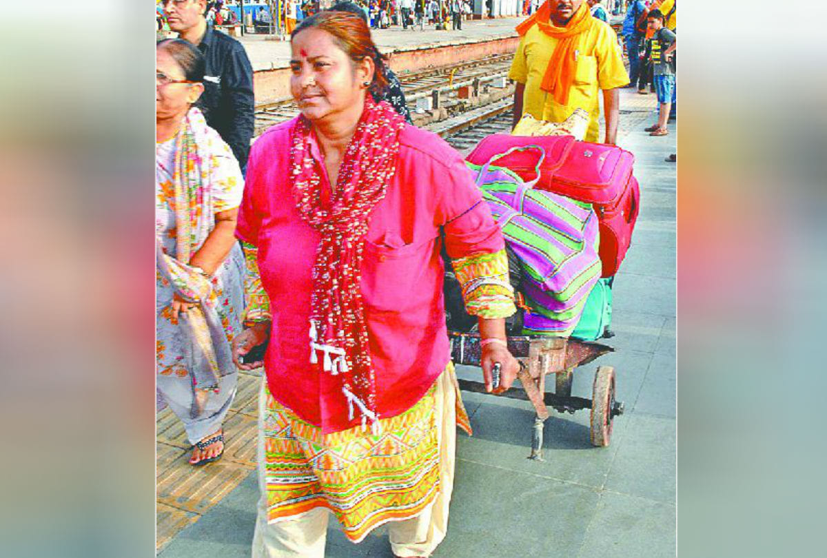 mother's day 2019 struggle story of woman porter meenu sharma in mathura