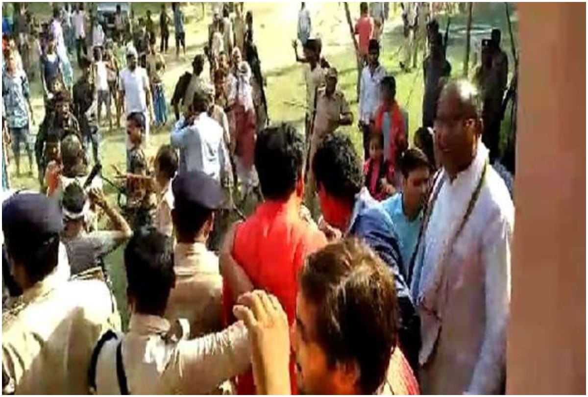Lok Sabha Chunav 2019: BJP candidate Sanjay Jaiswal  in West Champaran polling booth