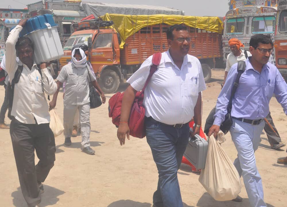 lady teacher kept wandering to cut election duty with the help of crutches in Agra