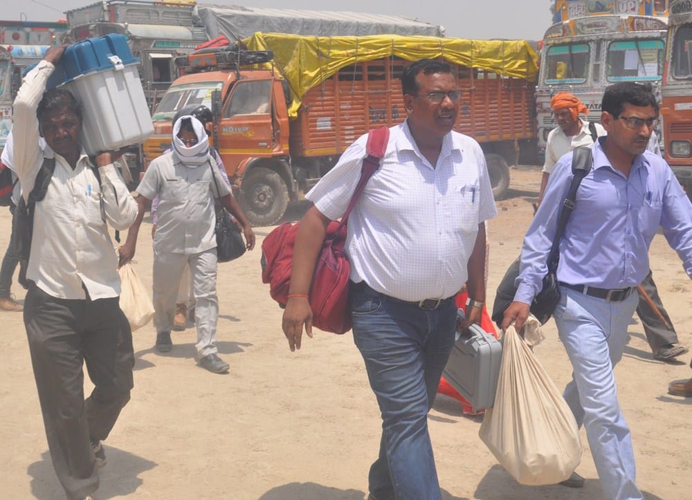 lady teacher kept wandering to cut election duty with the help of crutches in Agra