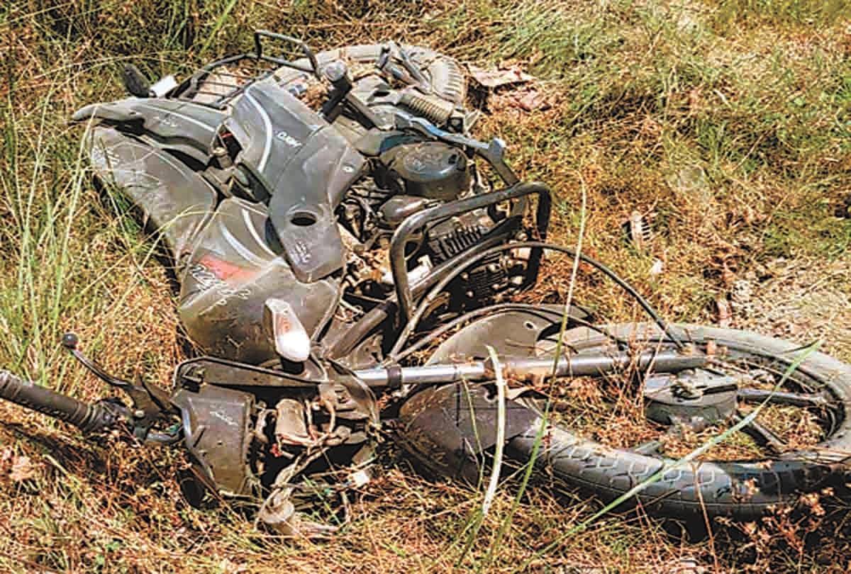 couple's bike colided to car, 3 injured.