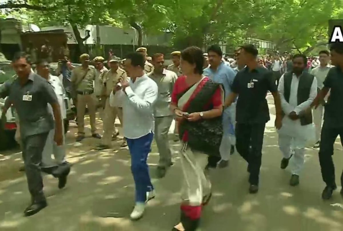 lok sabha elections 2019 priyanka gandhi vadra cast vote attacks pm modi with interesting story