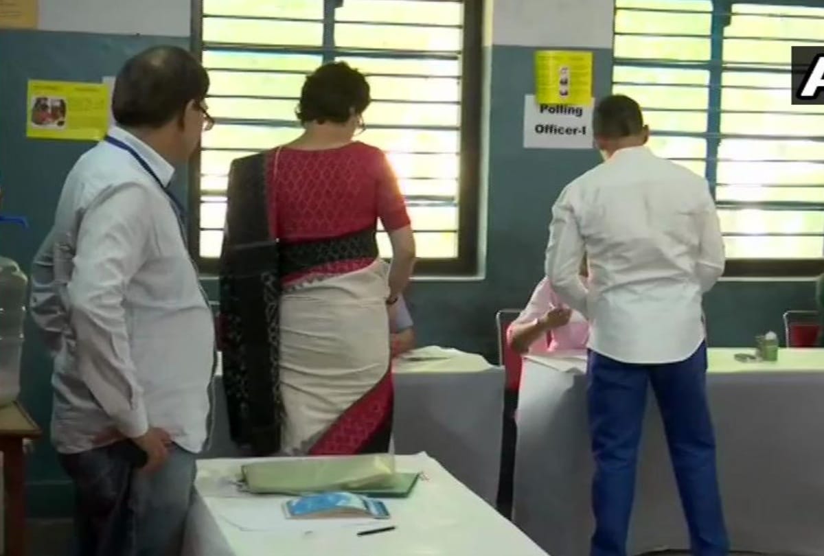 lok sabha elections 2019 priyanka gandhi vadra cast vote attacks pm modi with interesting story