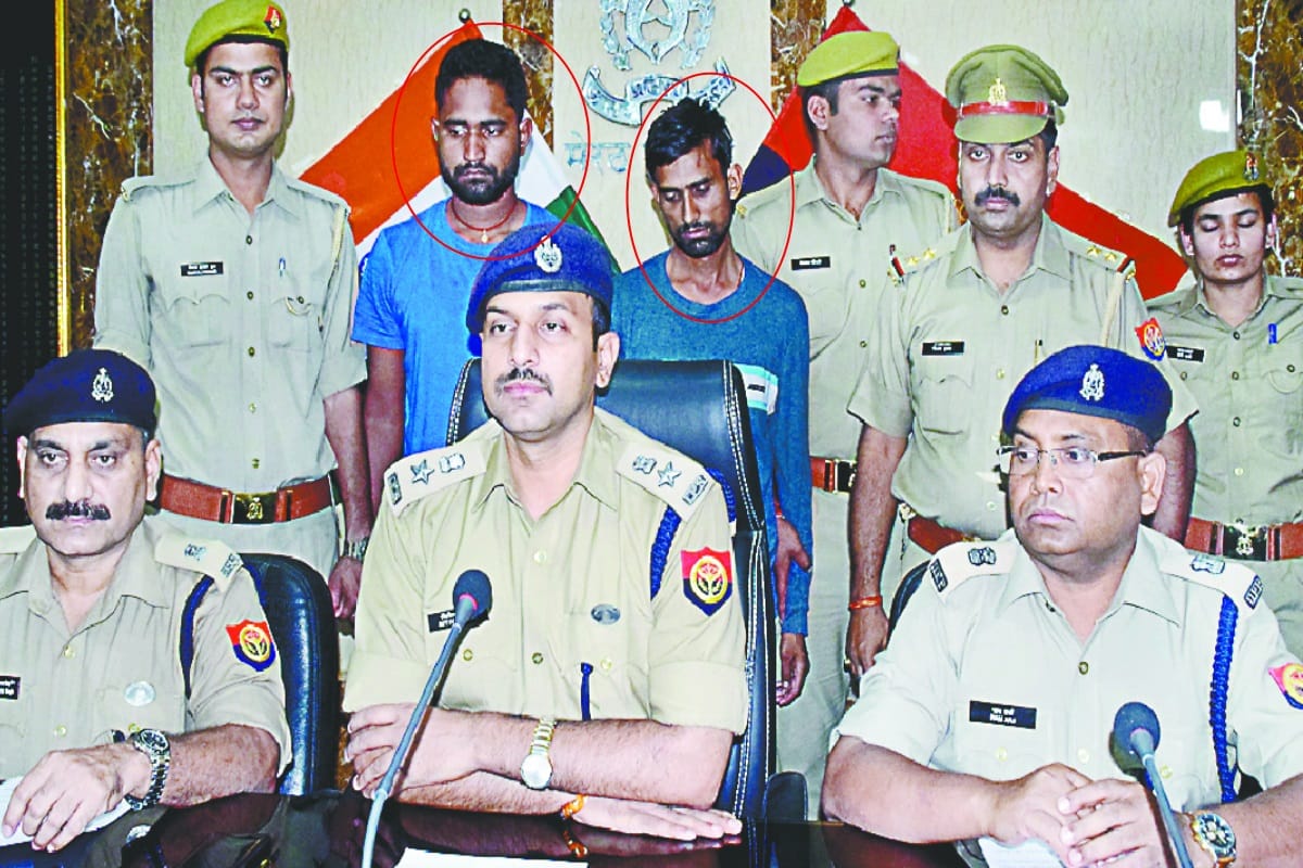 Meerut police a gang which used to takeover bank account through mobile number