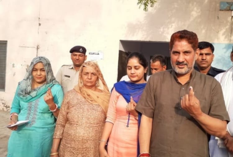Lok Sabha Elections 2019, Ministers, Politicians and Officers on Booth for Voting in Haryana