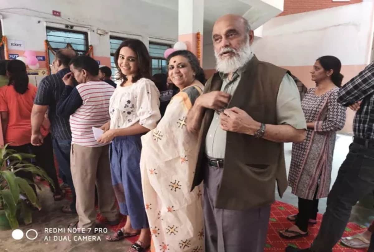 swara bhaskar cast her vote with father C Uday Bhaskar and mother