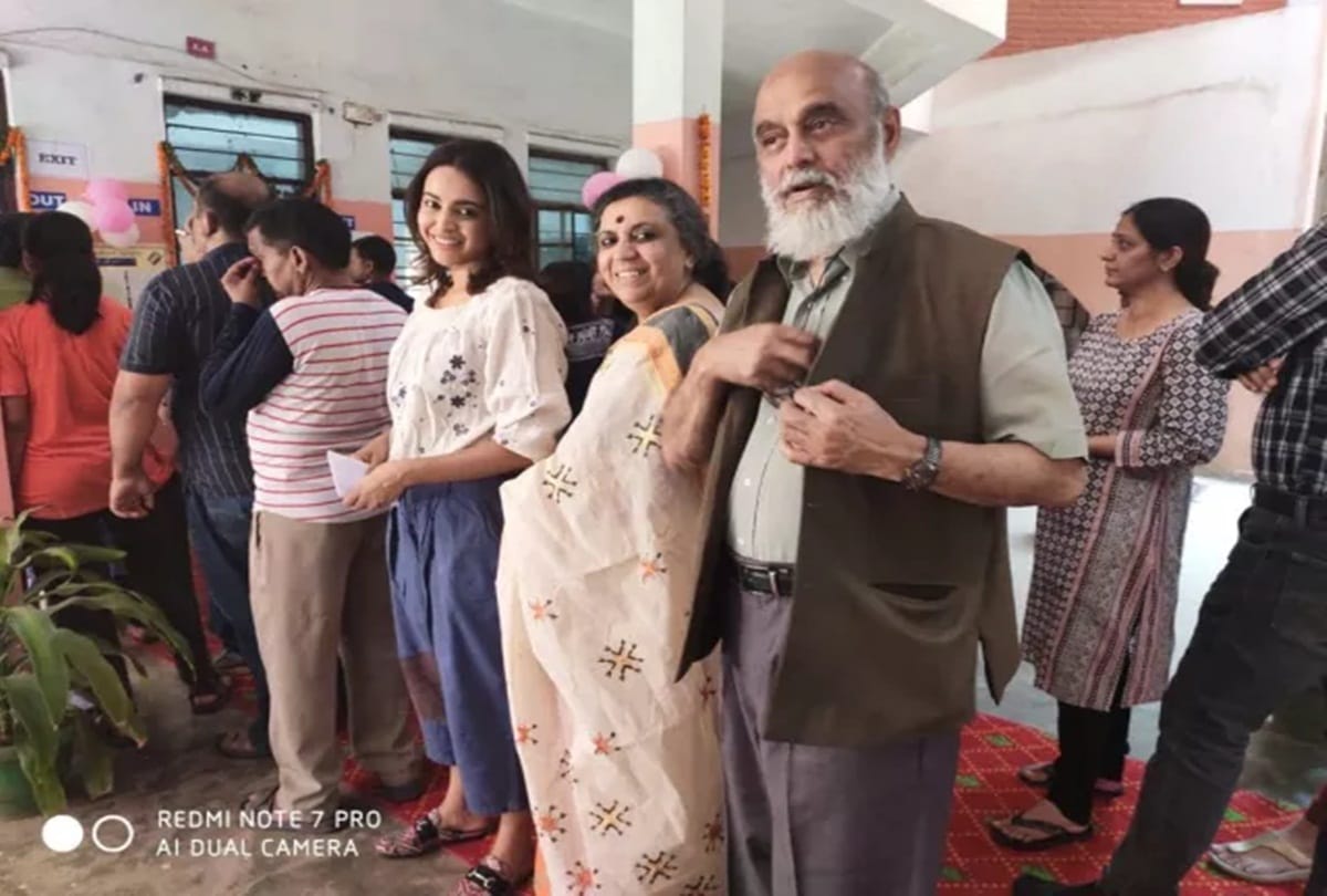 swara bhaskar cast her vote with father C Uday Bhaskar and mother