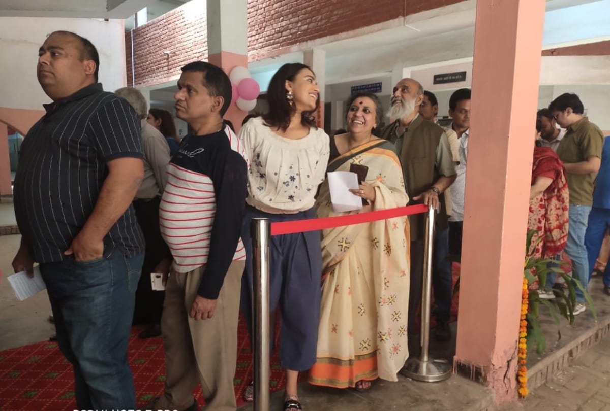 lok sabha elections 2019 bollywood celebrities cast their vote in delhi swara tapsee sidhartha