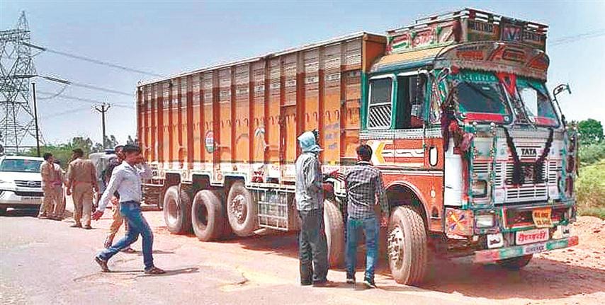 Truck driver looted a bag of Rs 14 lakh in greed for 25 thousand