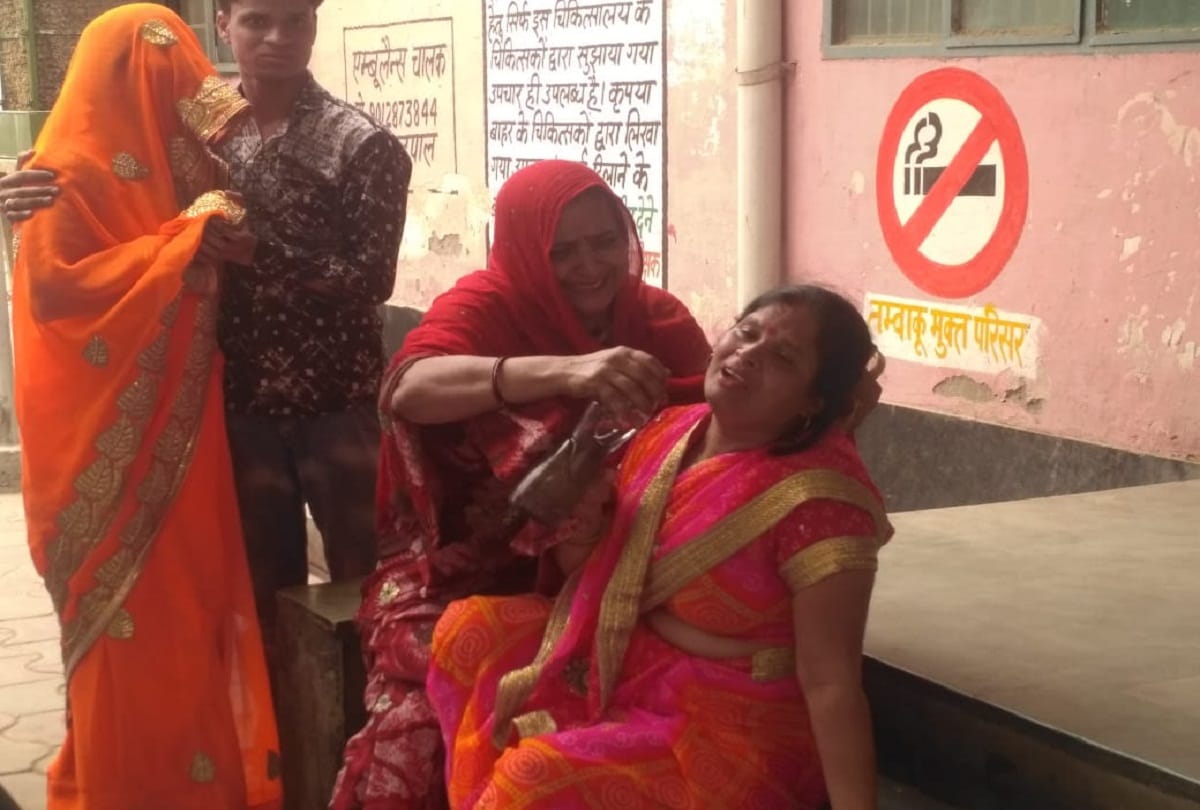 in aligarh private bus hit roadways conductor dead