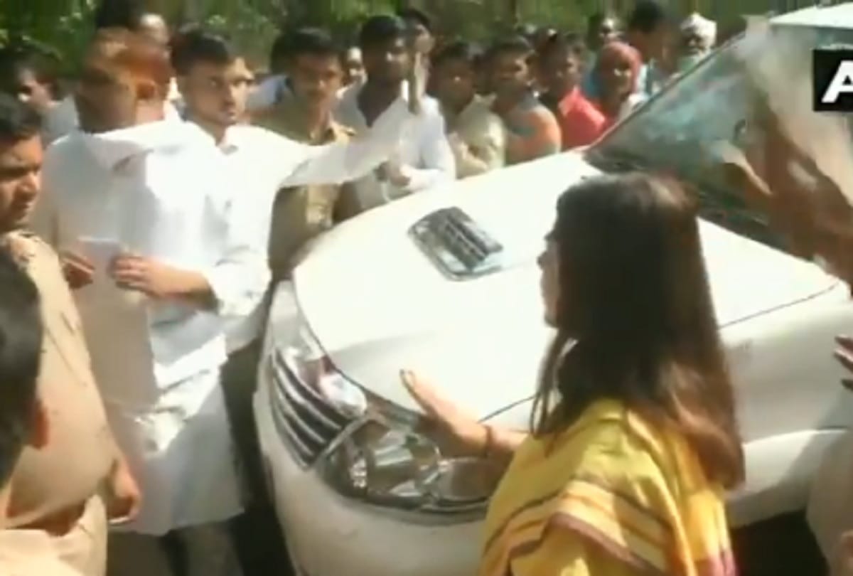 lok sabha elections 2019 Minor argument BJP candidate Maneka Gandhi and sp bsp candidate Sonu Singh
