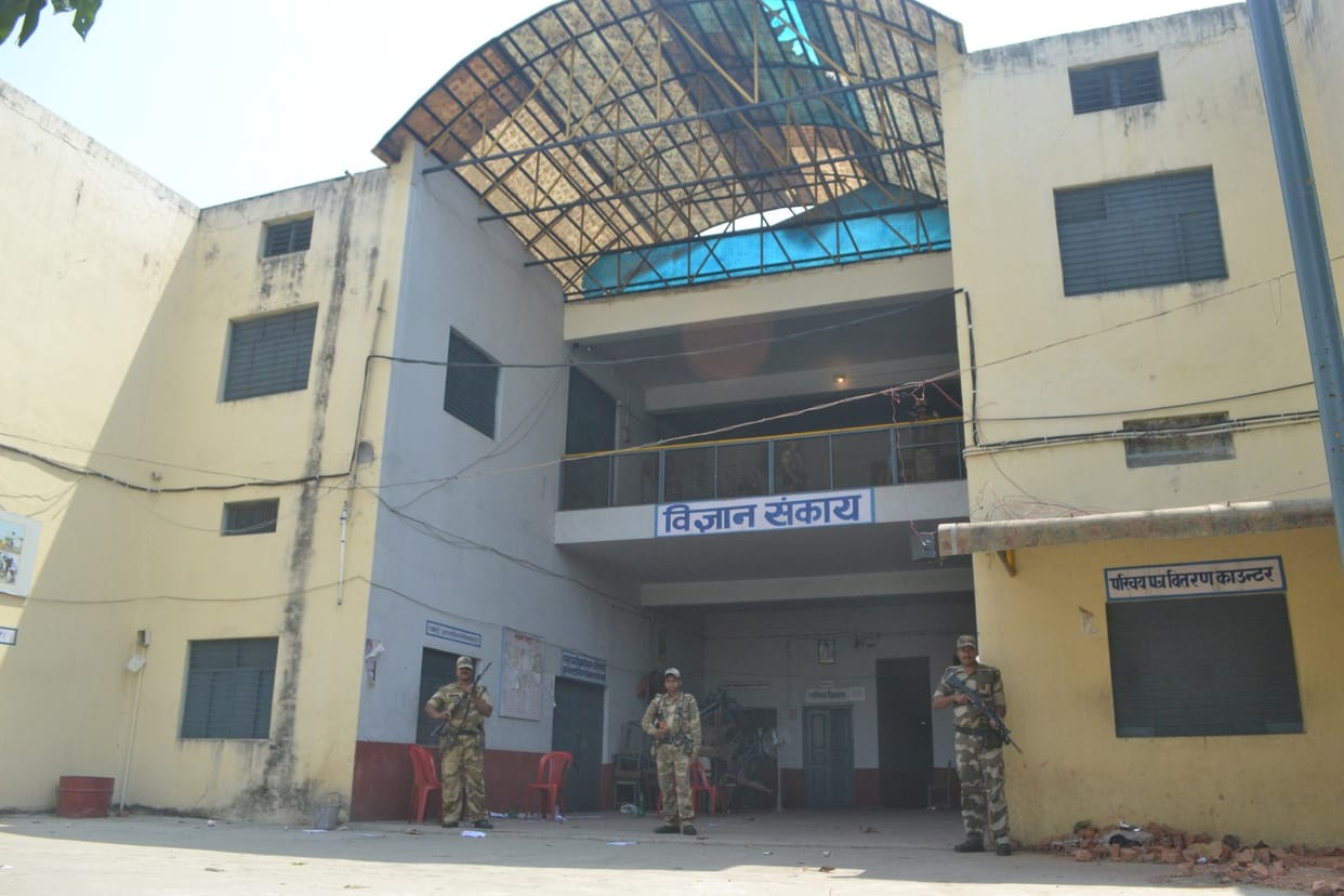 ईवीएम स्ट्रांग रूम में, सुरक्षा पैरामिलिट्री के जिम्मे