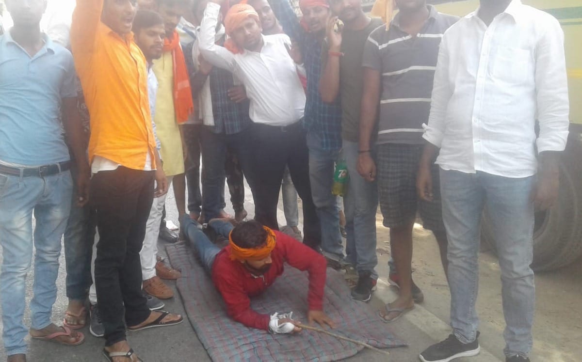 Lok Sabha Elections 2019 man pray for narendra modi in ballia