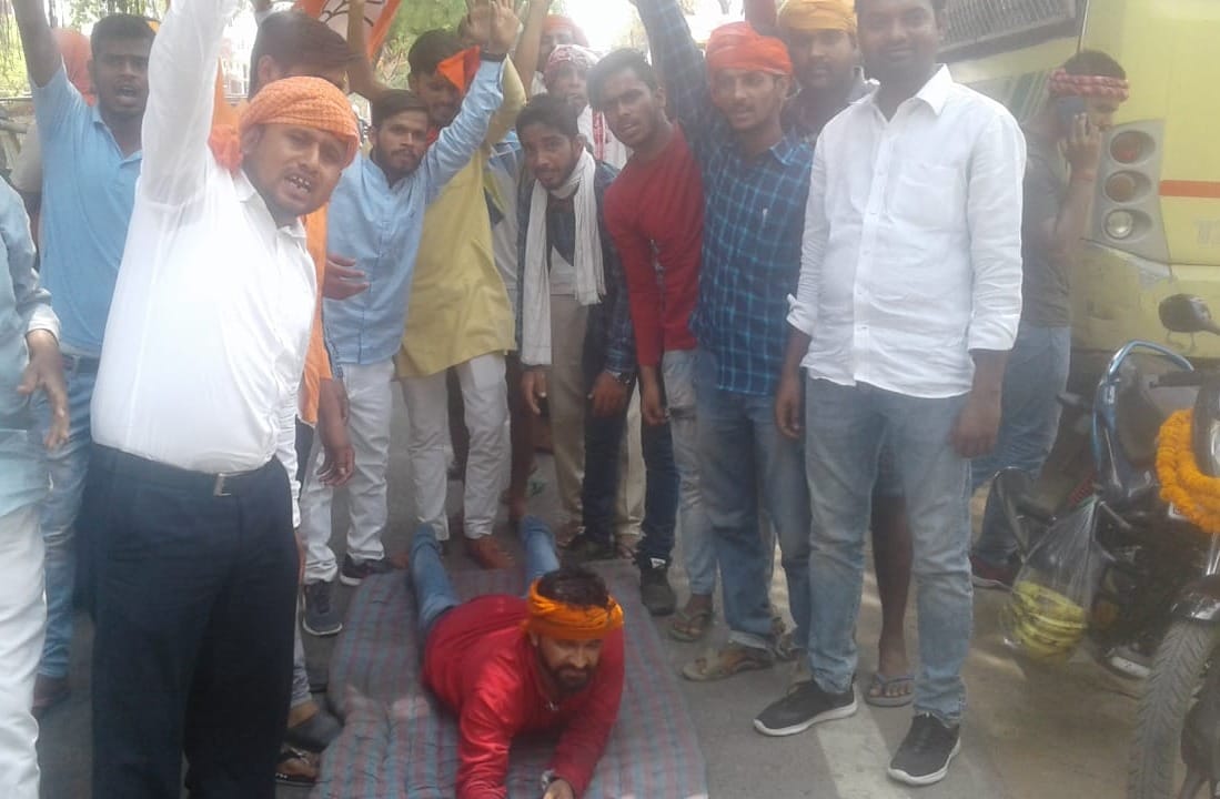 Lok Sabha Elections 2019 man pray for narendra modi in ballia
