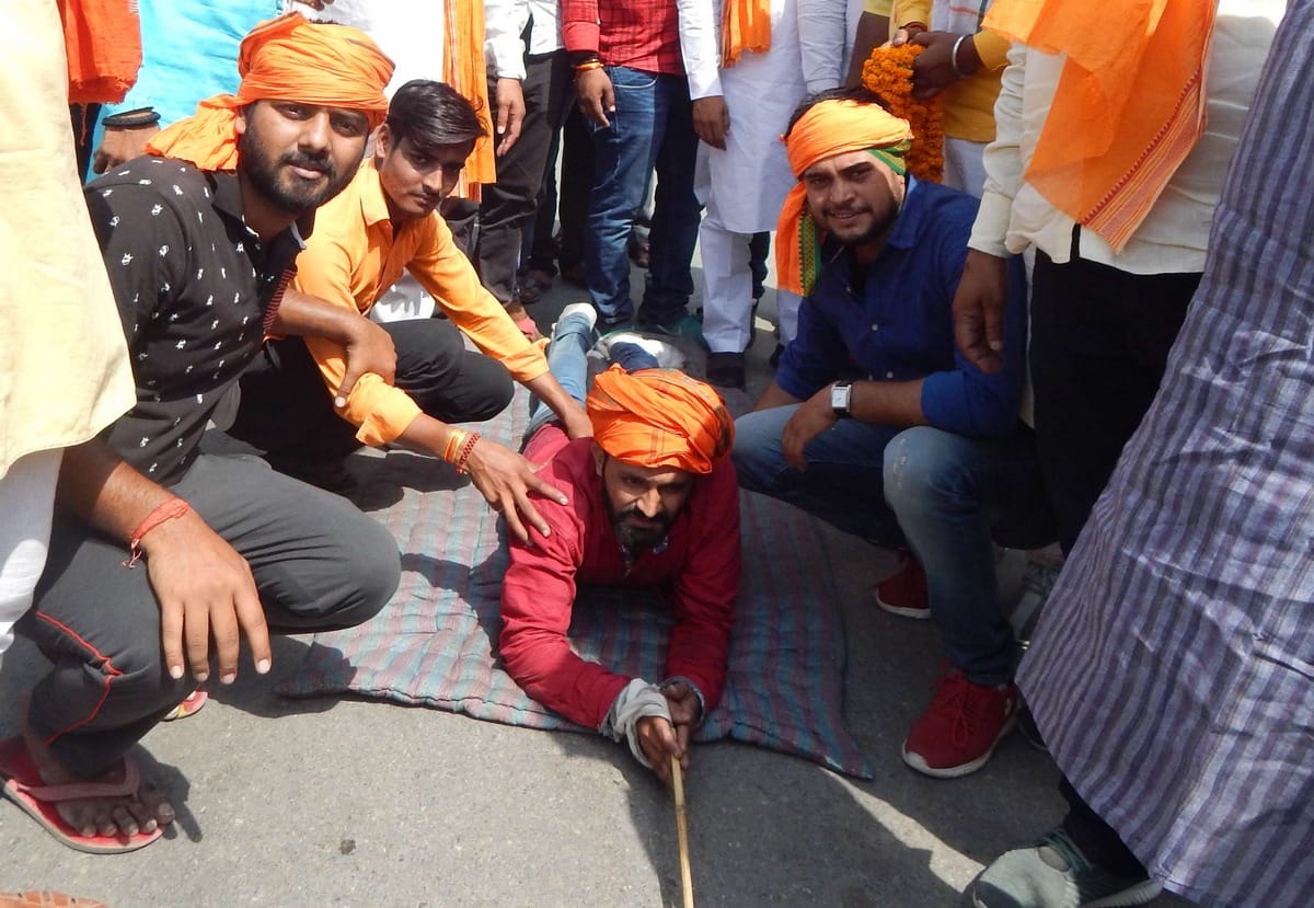 Lok Sabha Elections 2019 man pray for narendra modi in ballia