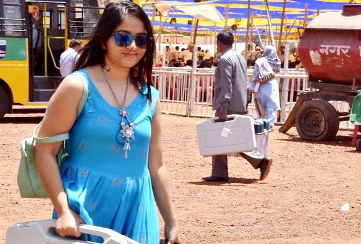 Lok Sabha Elections 2019 woman polling officer in blue dress photo viral
