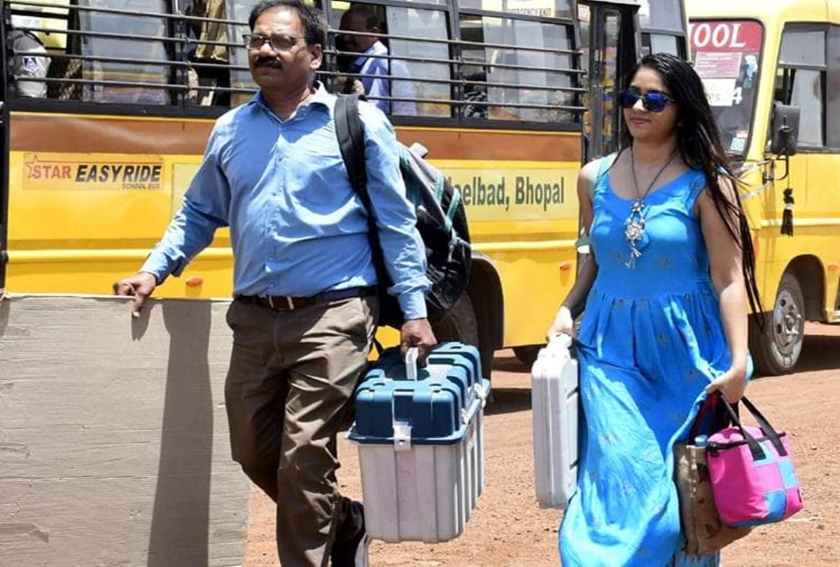 Lok Sabha Elections 2019 woman polling officer in blue dress photo viral