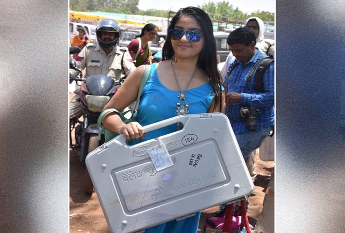 Lok Sabha Elections 2019 woman polling officer in blue dress photo viral