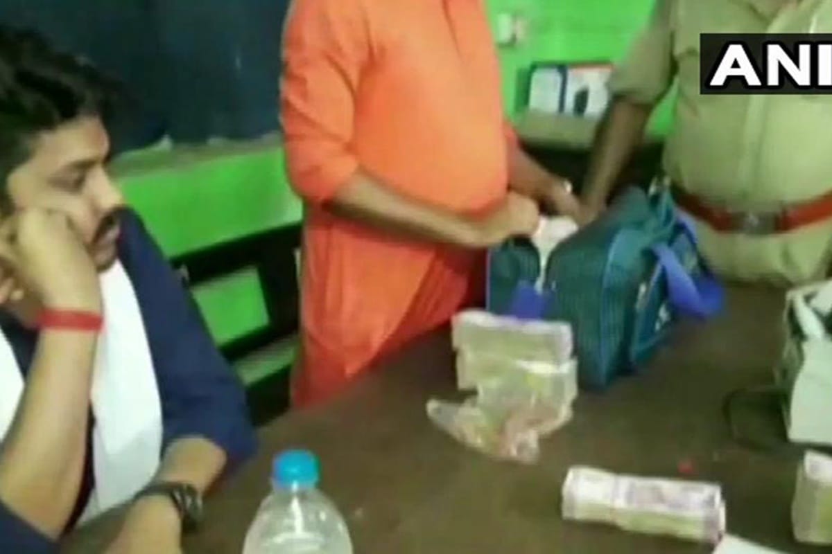 Police arrested two man and seized Rs one Crore in cash from them at Asansol railway station
