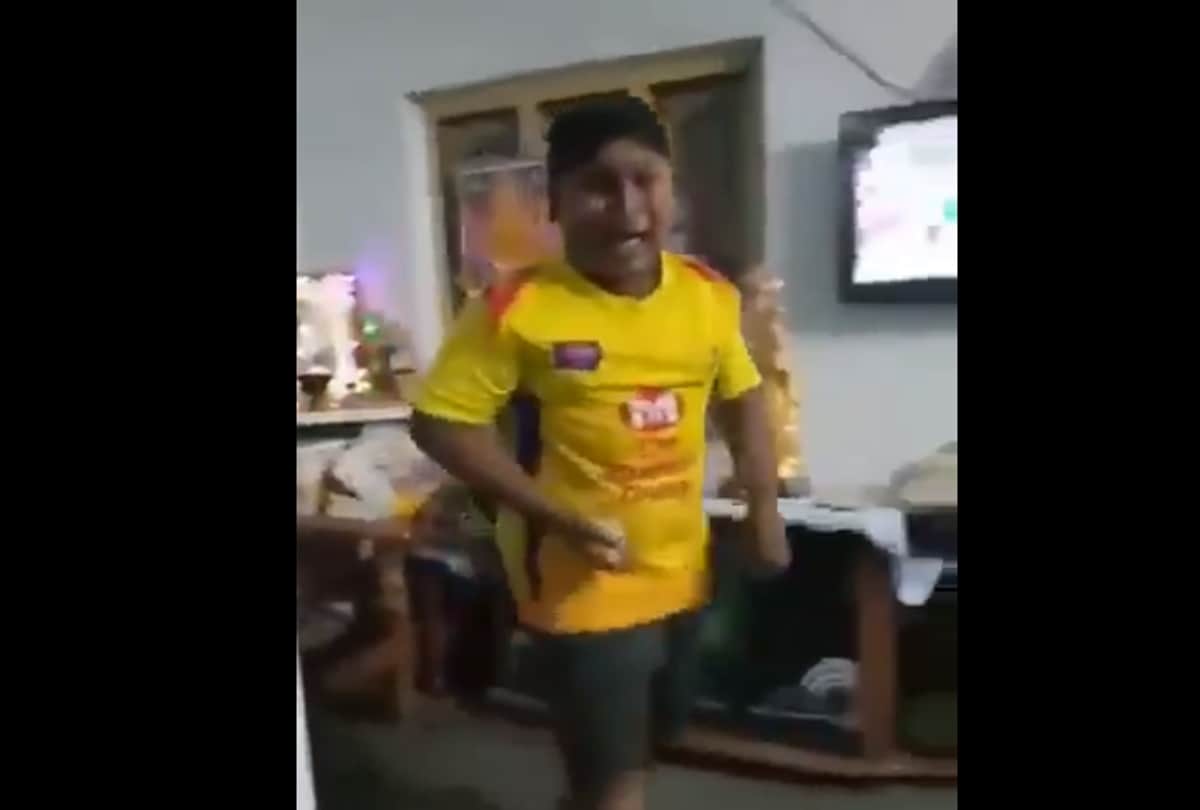 IPL 2019: CSK fan crying after losing to Mumbai Indians in finals