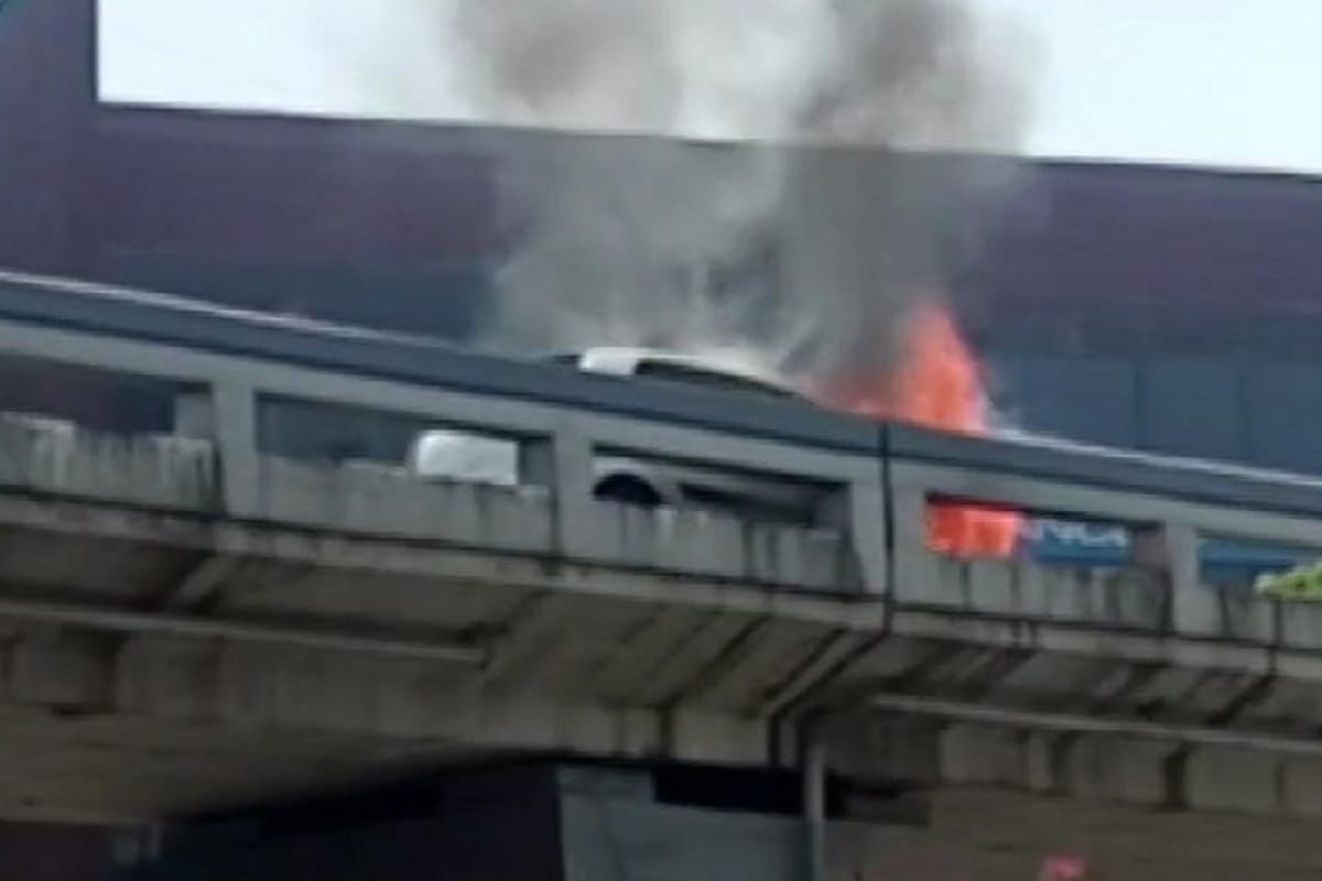 fire broke out in a car on Sardar Bridge in Surat, Gujarat