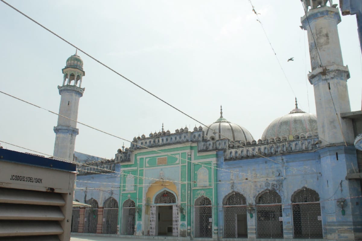 four injured in firing after Cleric refusal to  declaration of Barat  from the mosque in Meerut
