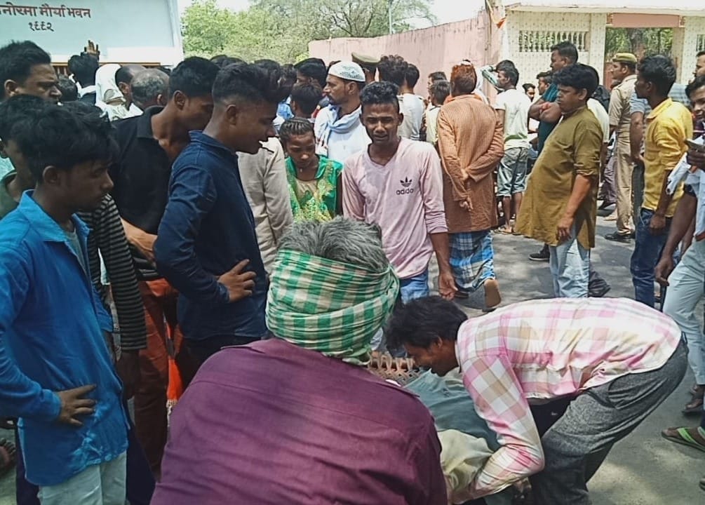 teenager died in tractor accident in jaunpur people road jam after death