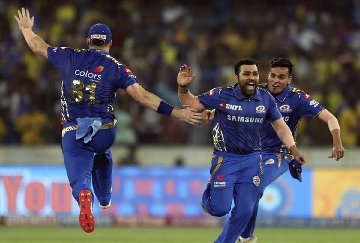Rohit Sharma lifts baby Samaira before IPL 2019 trophy