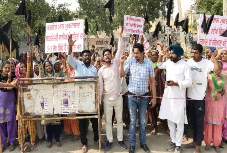 Lok sabha elections 2019, Arvind Kejriwal campaigning for Bhagwant Mann, shown black flags in Punjab