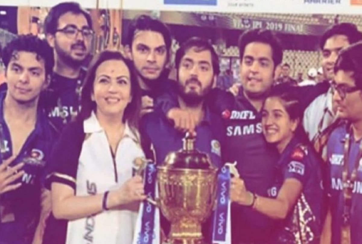 IPL finale 2019 match Nita Ambani looked doing chanting mantra video viral
