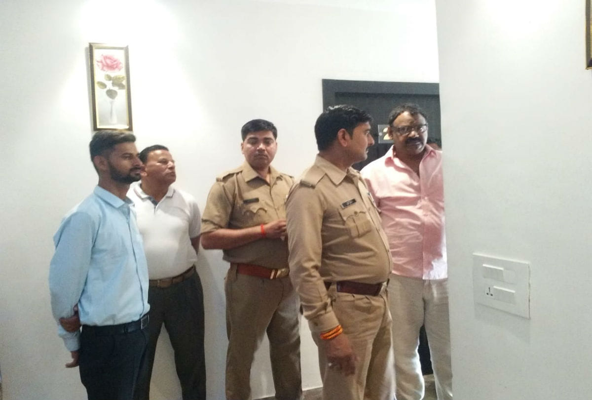 delhi tourist committed suicide in hotel room in agra