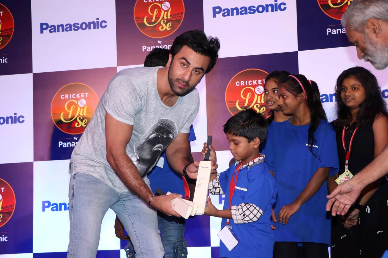 Ranbir Kapoor playing Virtual reality glasses with childrens