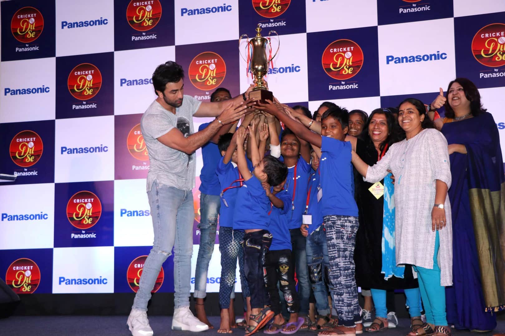 Ranbir Kapoor playing Virtual reality glasses with childrens