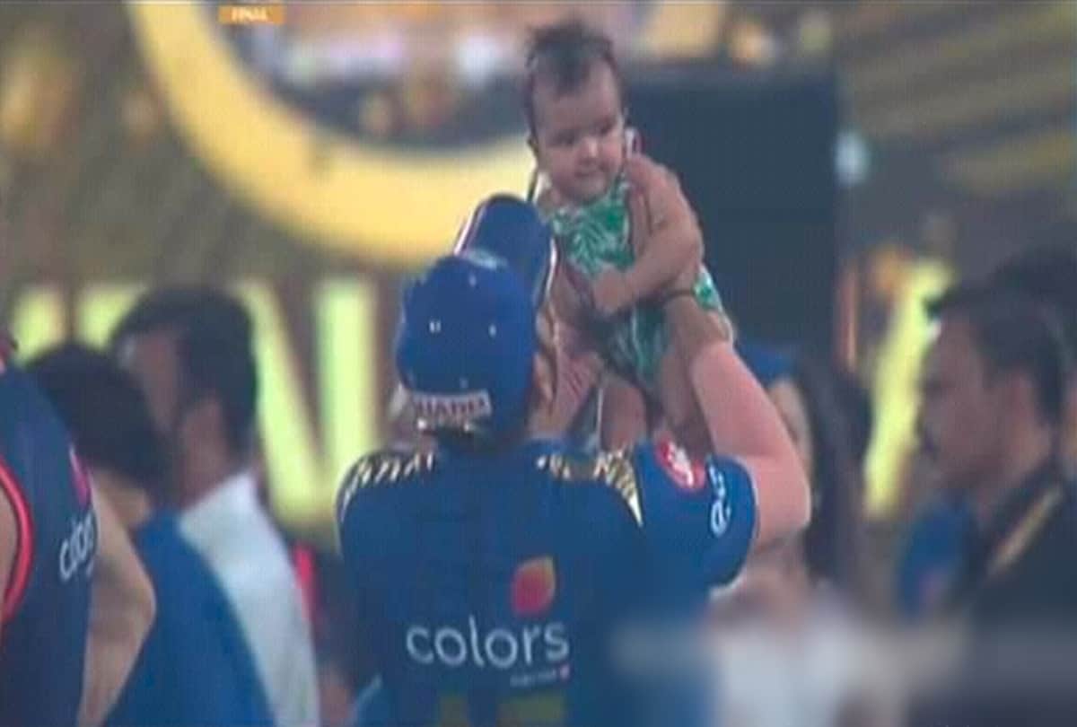 Rohit Sharma lifts baby Samaira before IPL 2019 trophy